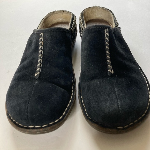 Ugg slip ons Sz 6 - Picture 2 of 7